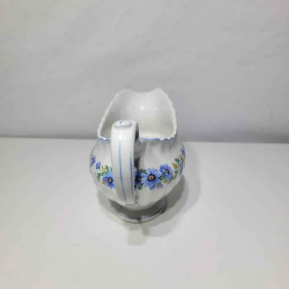 J and G‎ Meakin of England Classic White Fluted Ceramic Gravy Boat